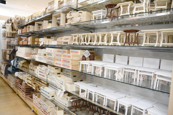 百元店的商品種類繁多，從高品質的電器商品到最潮的時尚用品，一定會讓您驚喜無比。