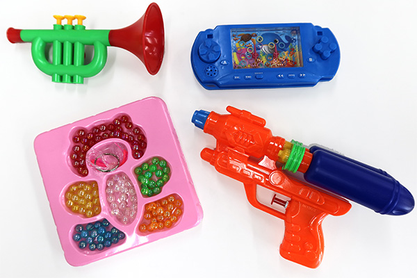 有娃娃家玩具、玩具武器，還有更多種類的商品可供選擇，這些玩具區給孩子們帶來了純真無邪的快樂。